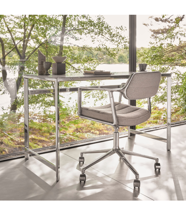 Vipp  Vipp 453+ Draaistoel, gepolijst frame, zwart leer, glijders