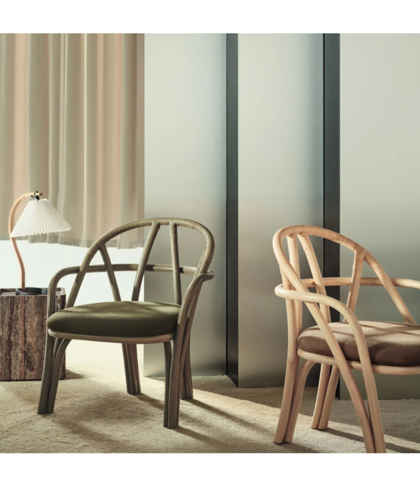 Gubi  Bistra Lounge Stoel rotan frame, gestoffeerde zitkussen