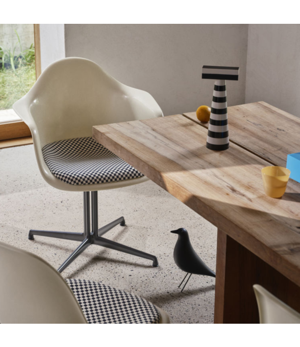 Vitra  Vitra Eames House Bird walnut dark, oiled