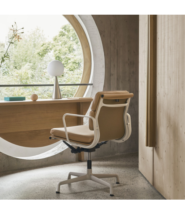 Vitra  Vitra Soft Pad Chair EA 217 chalk, stof Cosy 13 papyrus