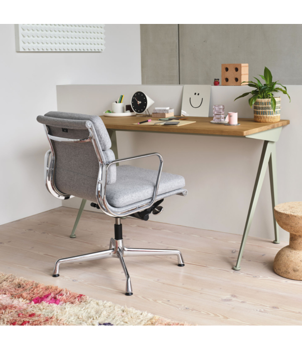 Vitra  Soft Pad Chair EA 217 chalk, stof Track 01 parchment / cream