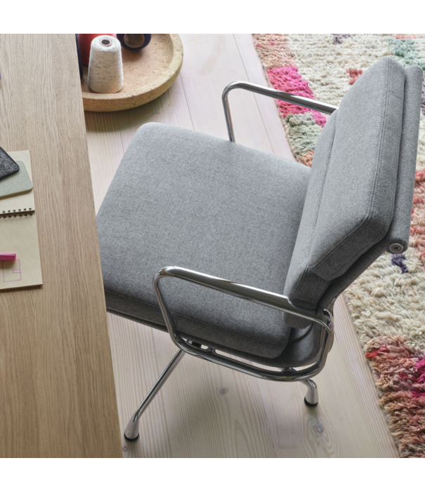Vitra  Vitra Eames Soft Pad Chair EA 231 chalk,  Cosy pebble grey