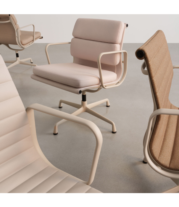 Vitra  Vitra Eames Soft Pad Chair EA 231 chalk,  Cosy pebble grey