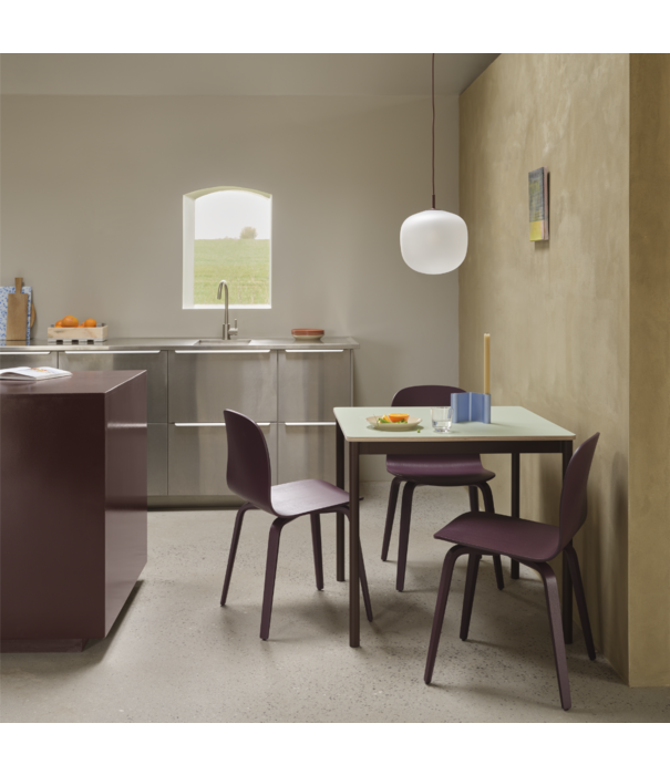 Muuto Base Eettafel, light green laminate, bruin rood