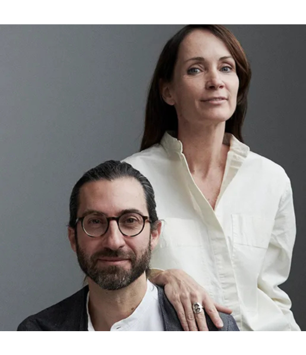 Gubi  Gubi Beetle Soft Lounge Chair smooth coffee leather, black conic legs