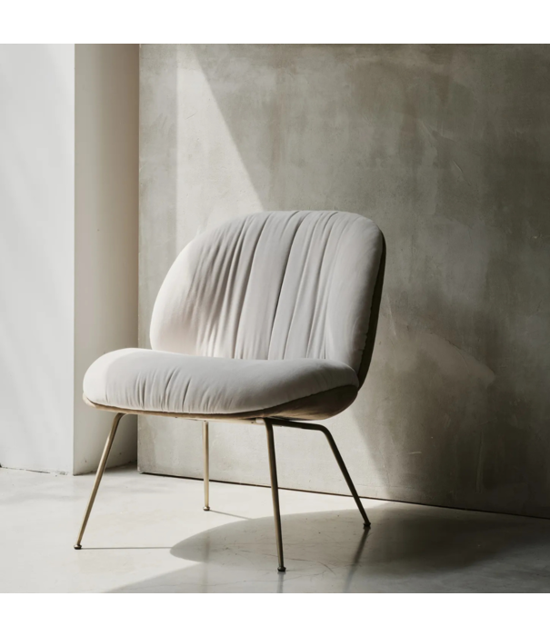 Gubi  Gubi Beetle Soft Lounge Stoel smooth coffee leer, zwart conic poten