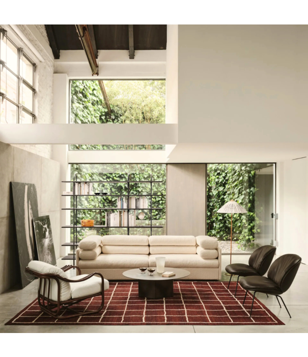 Gubi  Gubi Beetle Soft Lounge Stoel smooth coffee leer, zwart conic poten