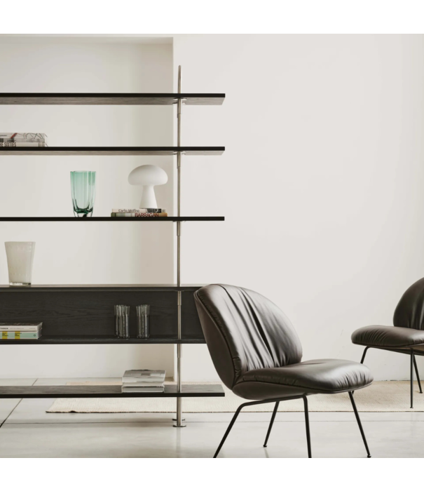 Gubi  Gubi Beetle Soft Lounge Stoel smooth coffee leer, zwart conic poten