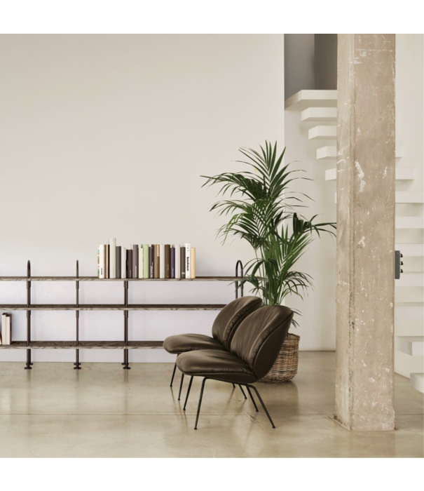 Gubi  Gubi Beetle Soft Lounge Stoel smooth coffee leer, zwart conic poten