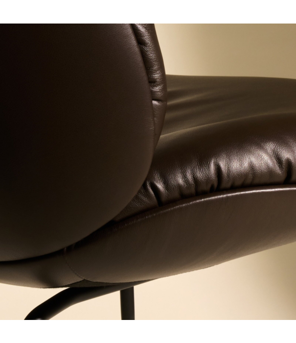 Gubi  Gubi Beetle Soft Lounge Stoel smooth coffee leer, zwart conic poten