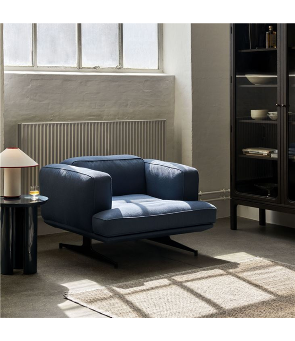 &Tradition Inland AV21  Fauteuil cognac Nobel leer, gepolijst aluminium voet