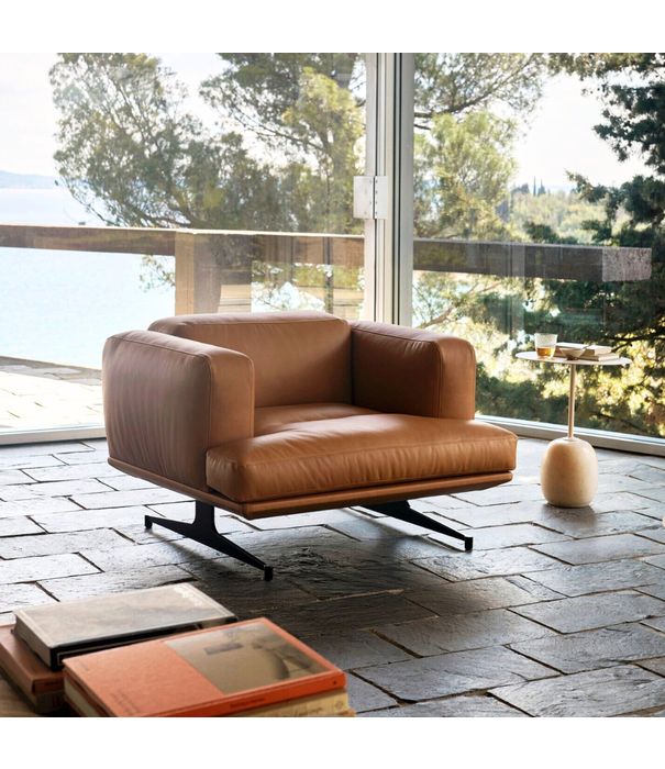 &Tradition Inland AV21  Fauteuil cognac Nobel leer, gepolijst aluminium voet