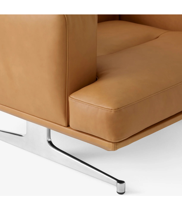 &Tradition Inland AV21  Fauteuil cognac Nobel leer, gepolijst aluminium voet
