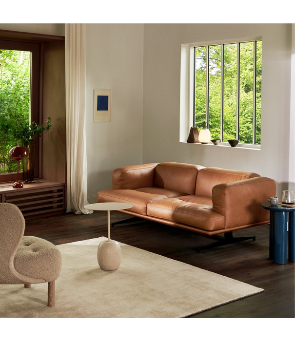 &Tradition Inland AV22  2-zits Bank cognac Noble leer, gepolijst aluminium