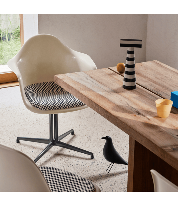 Vitra  Vitra  Eames DAL Fiberglass Dining Chair w. arm, basic dark base