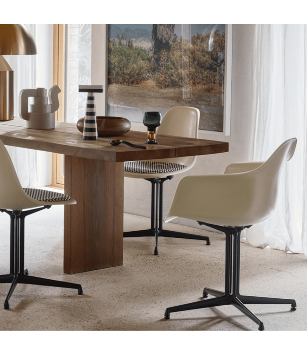 Vitra  Vitra  Eames DAL Fiberglass Dining Chair w. arm, basic dark base