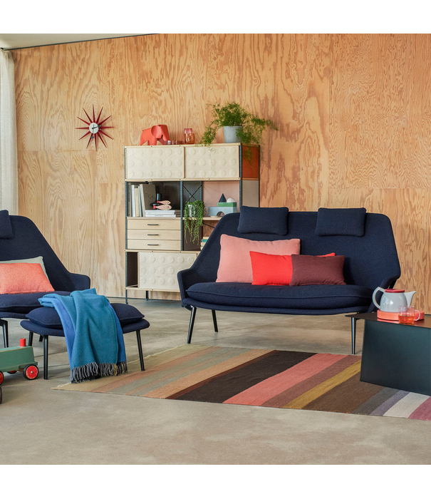 Vitra  Vitra Slow Sofa Flocca dark blue, zwart aluminium poten