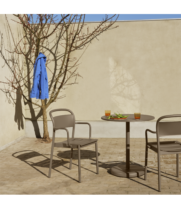 Muuto  Linear Steel Outdoor Armstoel Taupe
