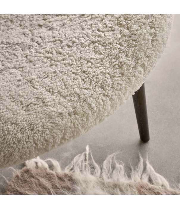 Vipp  Vipp 469 Lodge Low Back Lounge Stoel schapenvacht