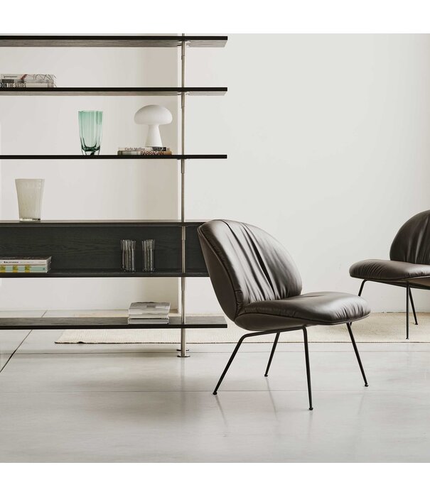 Gubi  Gubi Beetle lounge stoel volledig gestoffeerd / Leer / voet zwart