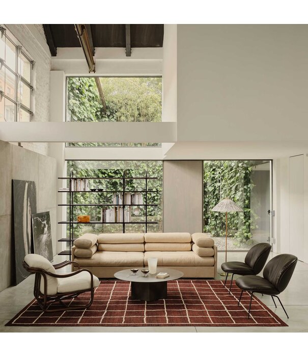 Gubi  Gubi Beetle lounge stoel volledig gestoffeerd / Leer / voet zwart