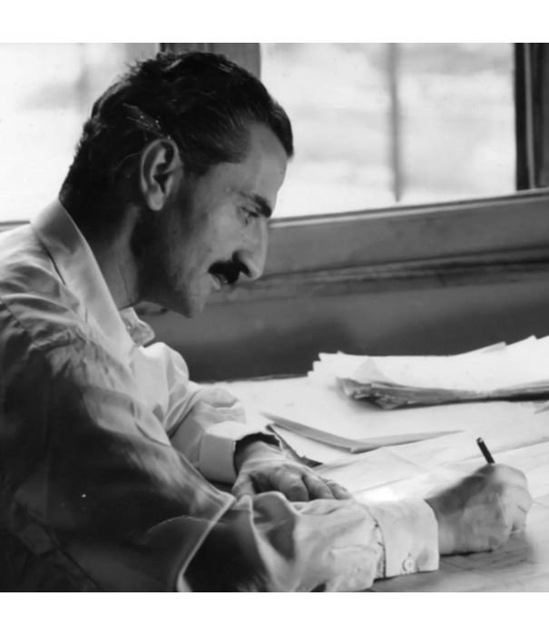 Gubi  Gubi Poltrona Tria Lounge Chair dark rattan, Fustagno red 006