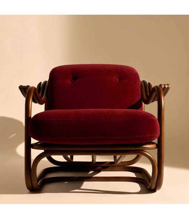 Gubi  Poltrona Tria Lounge Stoel donker rotan, Fustagno red 006