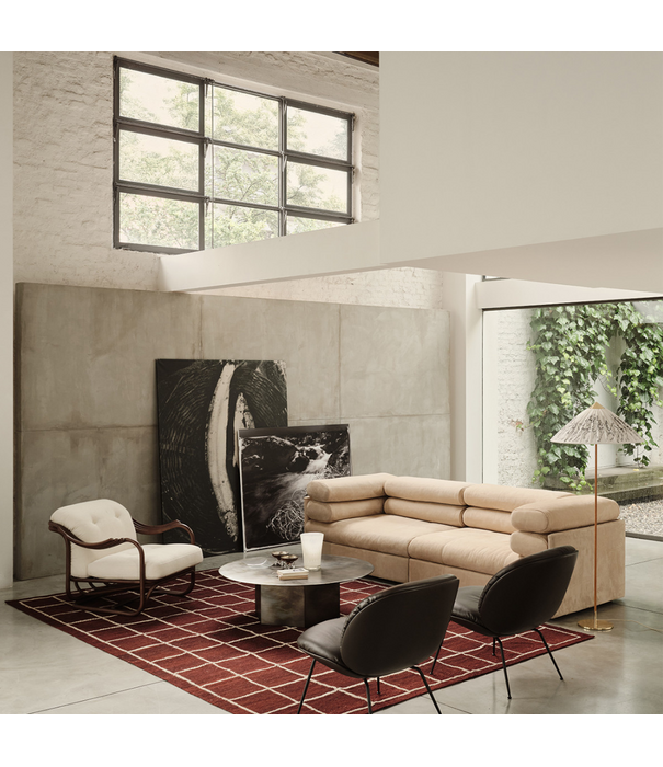 Gubi  Poltrona Tria Lounge Stoel donker rotan, Fustagno red 006