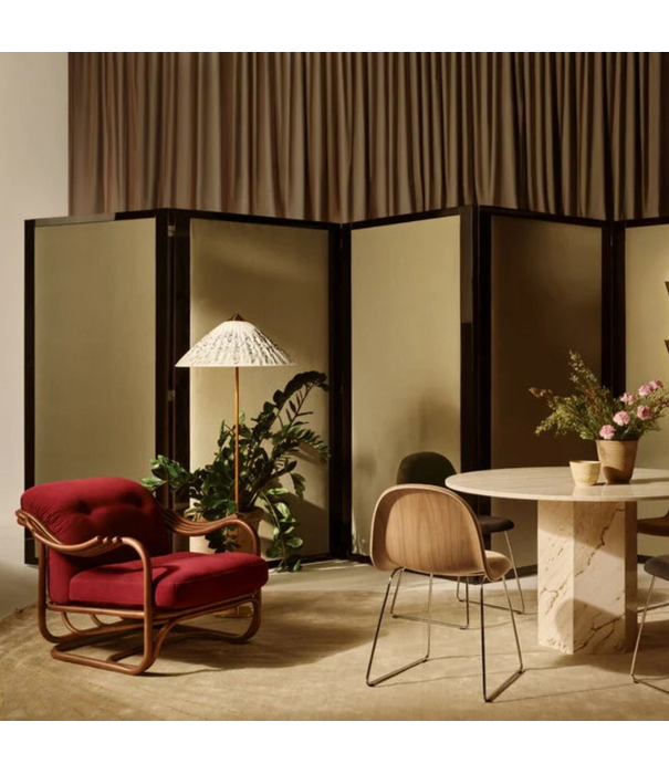 Gubi  Gubi Poltrona Tria Lounge Stoel donker rotan, Fustagno red 006