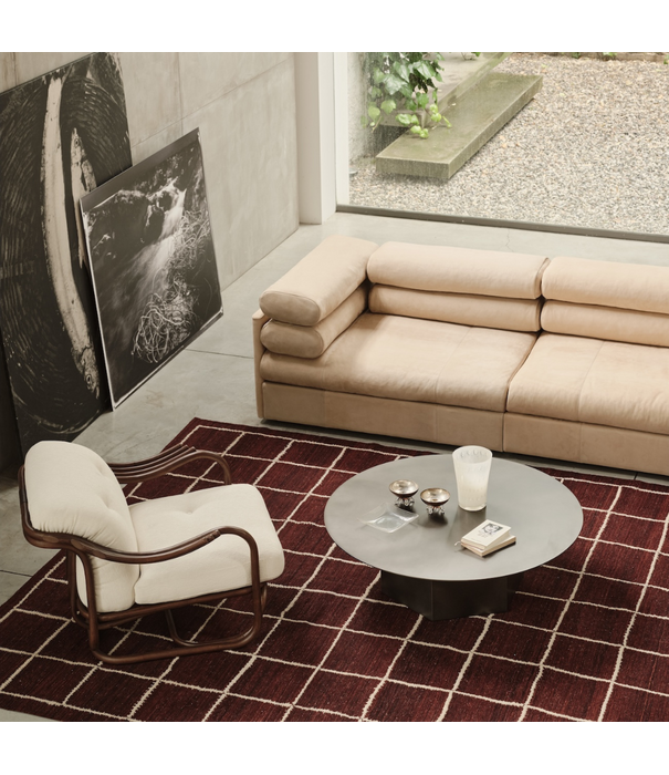 Gubi  Poltrona Tria Lounge Stoel donker rotan, Gubi bouclé 001