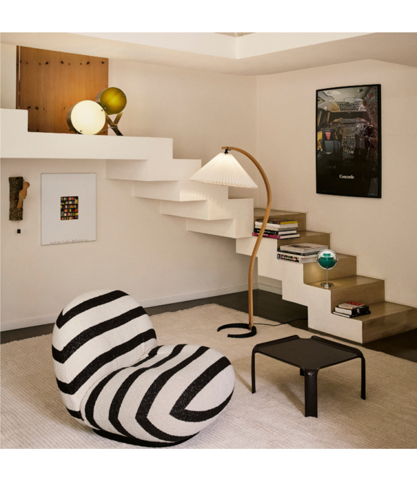 Gubi  Gubi Pacha Lounge Stoel Dedar Artimidor 001 cream, zwart voet