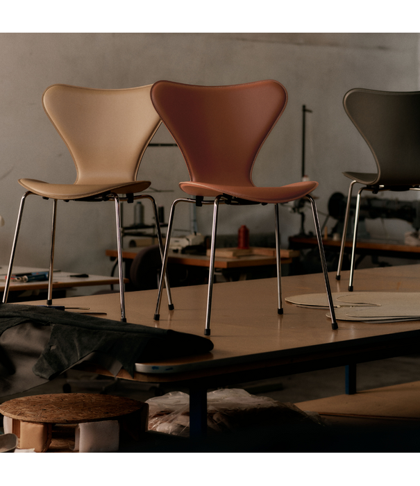 Fritz Hansen Fritz Hansen Series 7 saddle brown leather, chrome legs