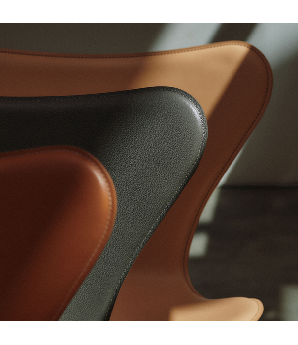 Fritz Hansen Fritz Hansen Series 7 zadelbruin leer, chroom poten