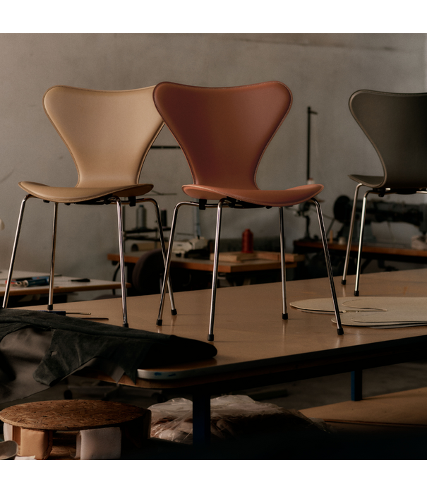 Fritz Hansen Fritz Hansen Series 7 Edge Sewn slate grey leather, chrome legs