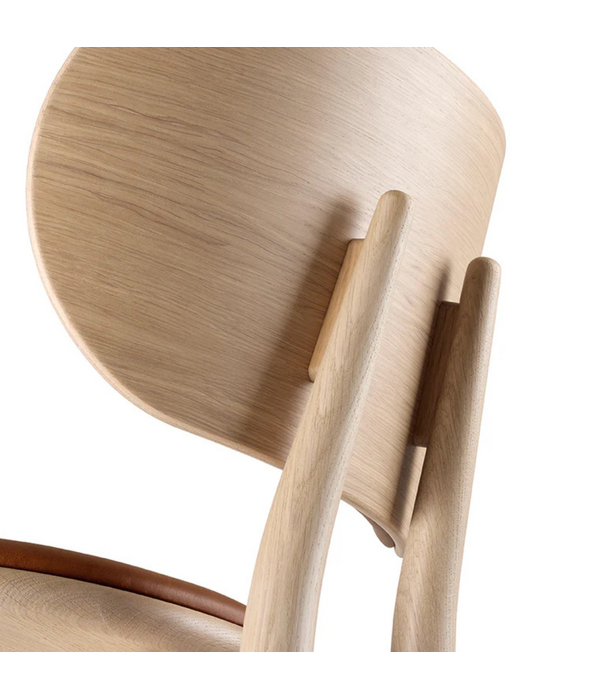 Mater Design  Mater High Stool Backrest mat eiken, Nuance walnoot leer 69cm