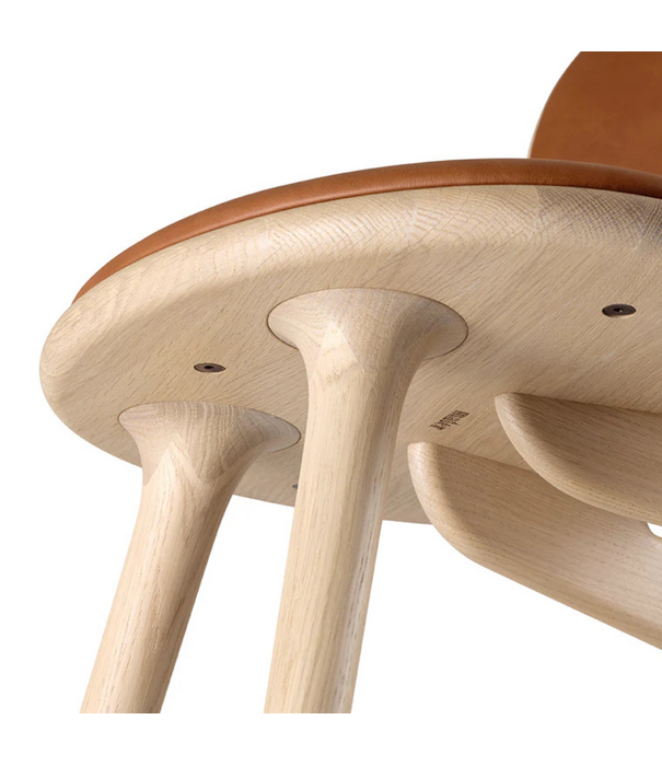 Mater Design  Mater High Stool Backrest mat eiken, Nuance walnoot leer 69cm