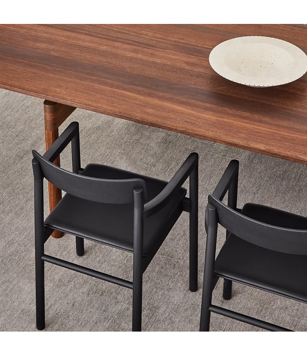 Fredericia  Fredericia Post Armstoel geolied eiken, zitting cognac leer