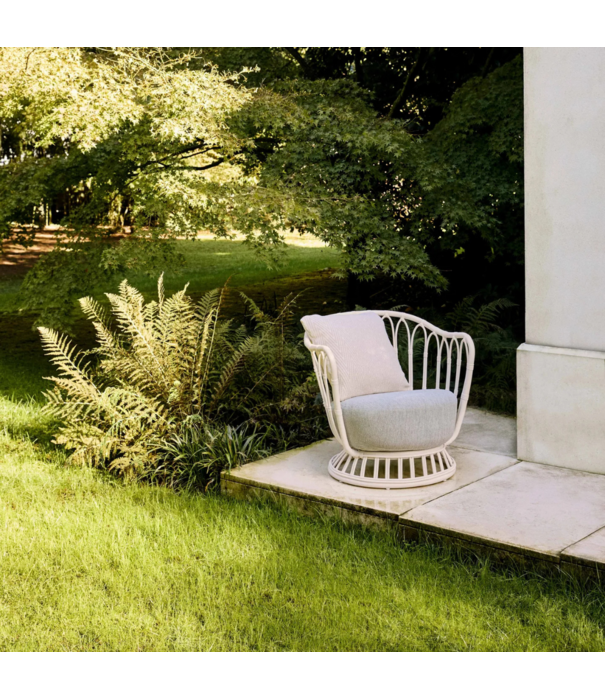 Gubi  Gubi Grace Outdoor Lounge Chair, natural - Plutarco 158