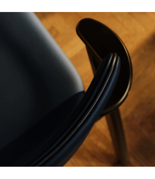 Artek  Domus Stoel walnoot gebeitst,  stof WOW RE 6722, cognac bies