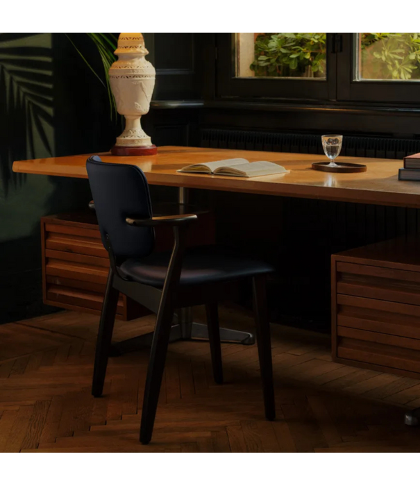 Artek  Domus Stoel walnoot gebeitst,  stof WOW RE 6722, cognac bies