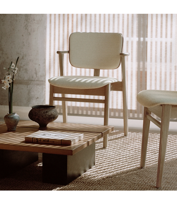 Artek  Domus Stoel walnoot gebeitst,  stof WOW RE 6722, cognac bies