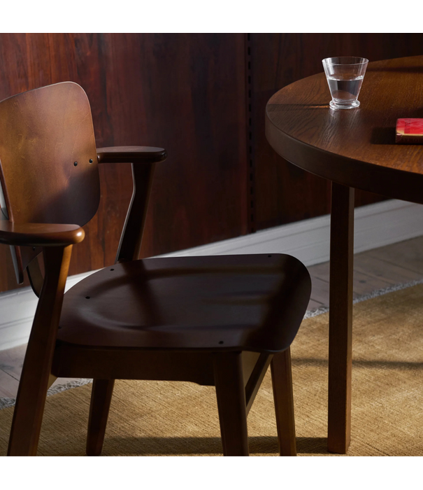 Artek  Domus Stoel walnoot gebeitst,  stof WOW RE 6722, cognac bies