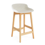 Normann Copenhagen Hyg Barkruk eiken / wit - voorkant Remix