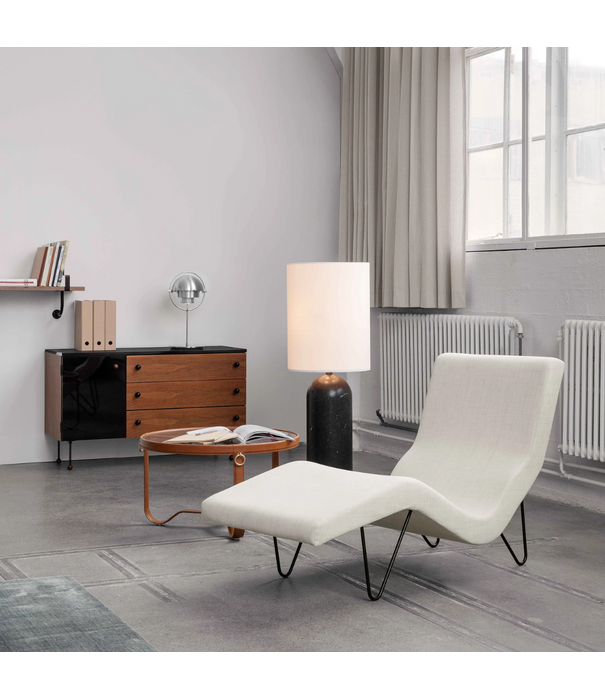 Gubi  Gubi GMG Chaise Longue Karakorum 01, zwart voet