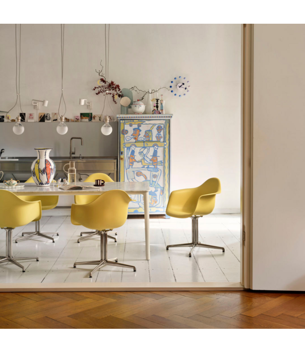 Vitra   Eames DAL Plastic Eetkamerstoel met arm , wit onderstel
