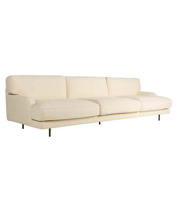Gubi  Flaneur 3-zits Bank Gubi Boucle 01 cream, mat zwart poten