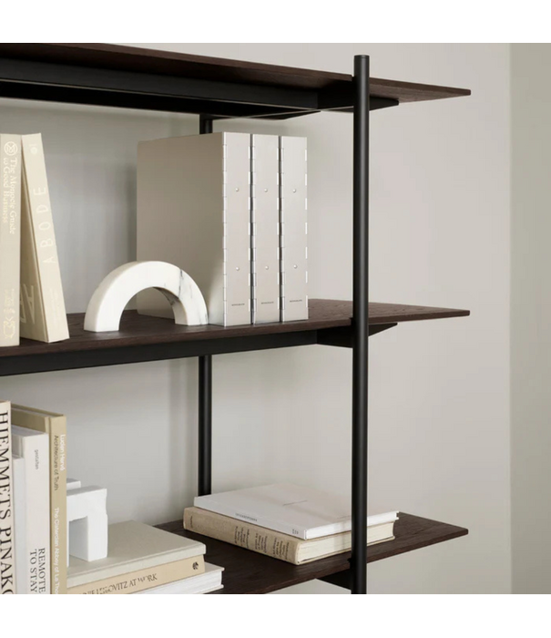 Wendelbo Formal System Stellingkast bruin eiken, zwart frame