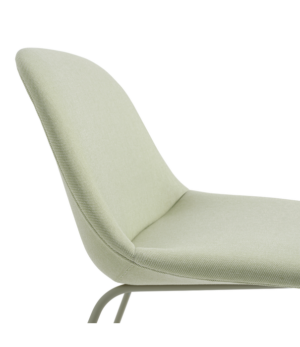 Muuto Fiber Soft Lounge Stoel gestoffeerd, tube poten