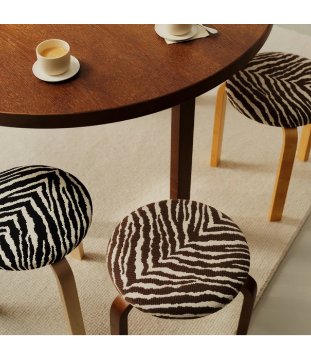 Artek  Aalto Armstoel 400 Tank, berken, Zebra bruin / wit