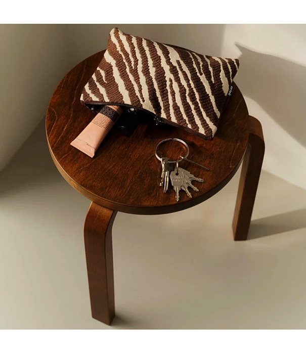 Artek  Stool 60 Kruk berken, walnoot gebeitst, Zebra bruin / off white